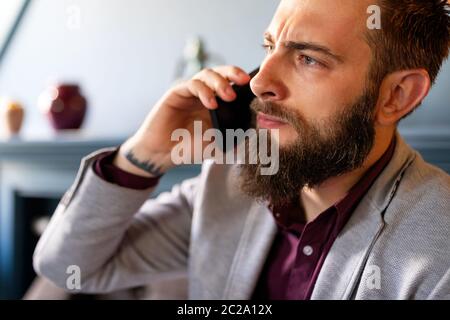 Uomo d'affari al telefono che riceve cattive notizie. Business, concetto di stress work Foto Stock