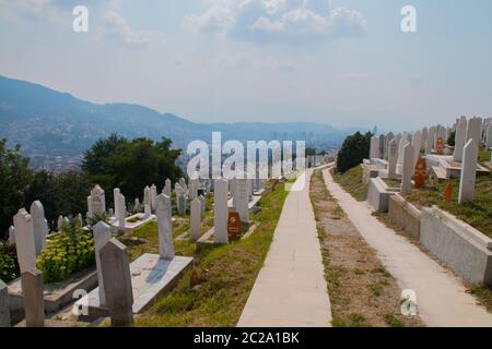 Cimitero dei martiri Kovaci: Tombe bianche del cimitero musulmano sulla collina sopra la città. Sarajevo, Bosnia-Erzegovina, aveva 110,000 persone Foto Stock