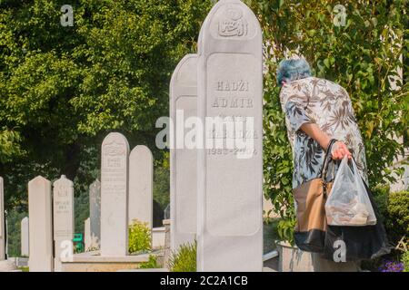 Cimitero dei martiri Kovaci: Tombe bianche del cimitero musulmano sulla collina sopra la città. Sarajevo, Bosnia-Erzegovina, aveva 110,000 persone Foto Stock