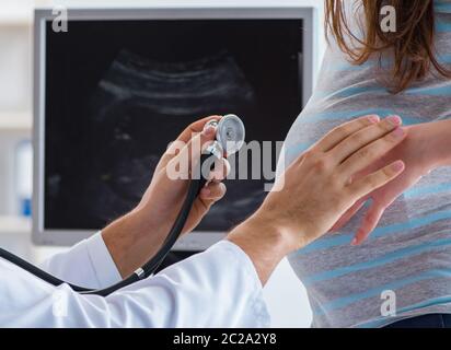 Donna incinta visita medico per regolare controllo Foto Stock