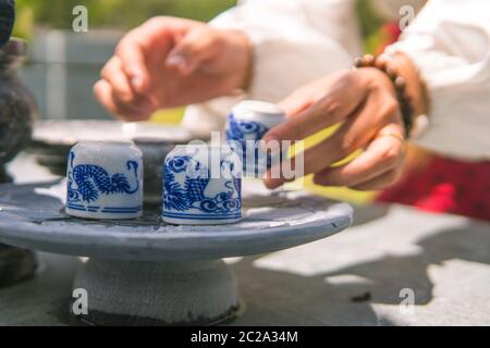 Preghiera e sacrificale offrendo cibo e carta joss agli antenati nel Qingming Festival o Tomba giorno di spazzatura Foto Stock