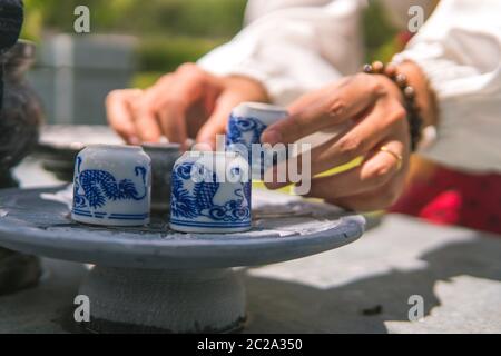 Preghiera e sacrificale offrendo cibo e carta joss agli antenati nel Qingming Festival o Tomba giorno di spazzatura Foto Stock