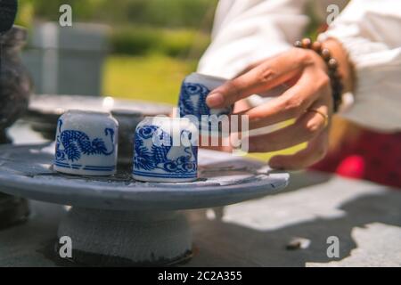 Preghiera e sacrificale offrendo cibo e carta joss agli antenati nel Qingming Festival o Tomba giorno di spazzatura Foto Stock