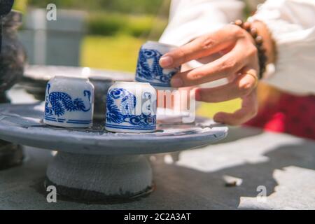 Preghiera e sacrificale offrendo cibo e carta joss agli antenati nel Qingming Festival o Tomba giorno di spazzatura Foto Stock