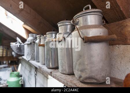 allineamento di churns di latte Foto Stock