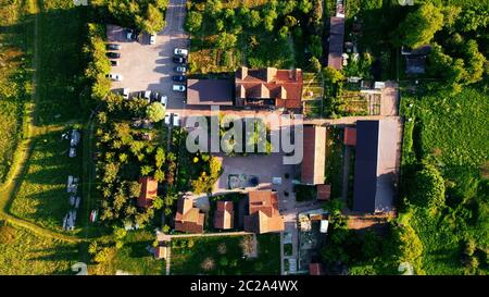 Vista aerea dal copter di un piccolo villaggio. Vista dall'alto. Foto Stock