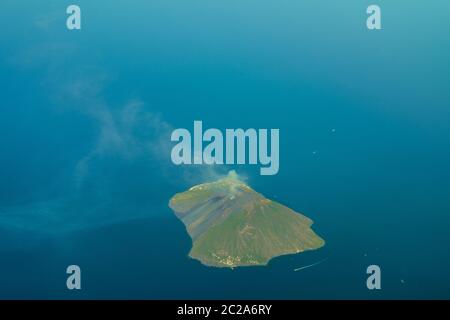 Vulcano Stromboli sull'isola Stromboli in Italia - vista aerea Foto Stock