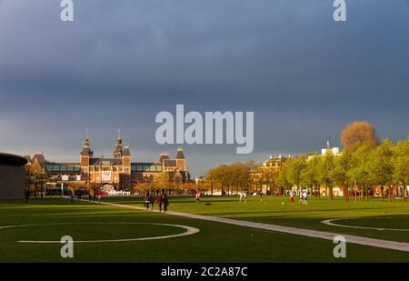 Splendida vista sulla piazza del museumplein con il Museo Nazionale (Rijksmuseum) di Amsterdam, Paesi Bassi. Foto Stock