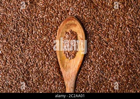 Primo piano di semi di lino su cucchiaio di legno Foto Stock