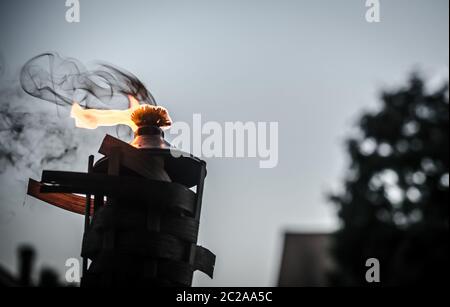 Torcia tiki che brucia nel cortile Foto Stock