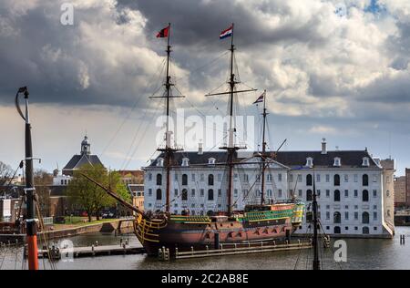 La nave VOC "Amsterdam" si trova di fronte al museo maritiem di Amsterdam, Paesi Bassi Foto Stock