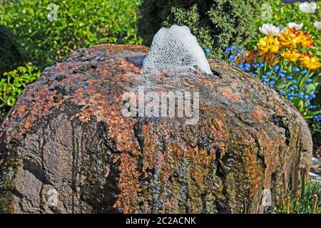 Acqua che scorre da un gargoyle Foto Stock