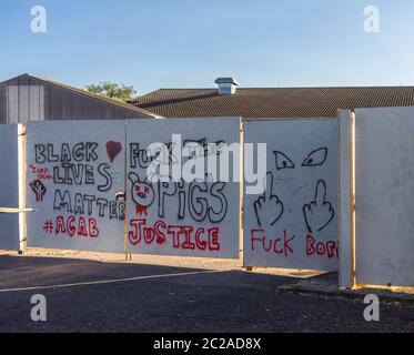 Black Lives Matter protesta graffiti su una recinzione / muro nel distretto di Shirley 2020 giugno, Southampton, Inghilterra, Regno Unito Foto Stock