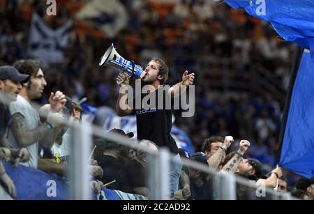 I tifosi di calcio di Atalanta si acclamano durante la partita della UEFA Champions League, Atalanta vs Shakhtar Donetsk, a Milano. Foto Stock