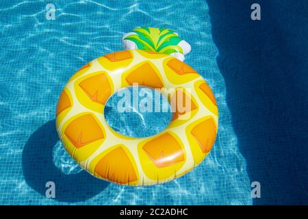 Gonfiabile anello ananas galleggianti in piscina Foto Stock