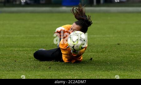 femmina di calcio goalkeepe salva la palla Foto Stock