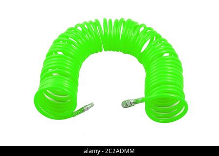 Tubo flessibile dell'aria a spirale verde per compressore isolato su sfondo bianco Foto Stock