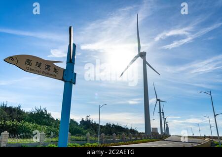 Turbine eoliche nella zona delle paludi di Taichung Port Gaomei. Un popolare punto panoramico nel quartiere di Qingshui, Taichung City, Taiwan Foto Stock