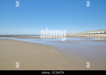 Il Mare del Nord, la spiaggia di sabbia, le case e le dune, Julianadorp aan Zee, 'Strandslag Zandloper', l'Olanda del Nord, i Paesi Bassi, Europa occidentale Foto Stock