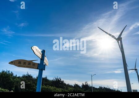 Turbine eoliche nella zona delle paludi di Taichung Port Gaomei. Un popolare punto panoramico nel quartiere di Qingshui, Taichung City, Taiwan Foto Stock