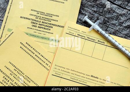 Vaccinazione contro il morbillo e altre malattie infantili. Pass di vaccinazione per le vaccinazioni Foto Stock