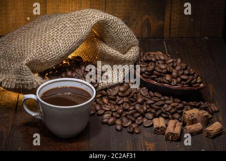 Caffè espresso italiano e cannella Foto Stock