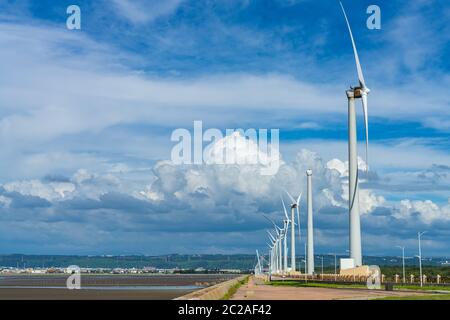 Turbine eoliche nella zona delle paludi di Taichung Port Gaomei. Un popolare punto panoramico nel quartiere di Qingshui, Taichung City, Taiwan Foto Stock