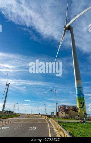 Turbine eoliche nella zona delle paludi di Taichung Port Gaomei. Un popolare punto panoramico nel quartiere di Qingshui, Taichung City, Taiwan Foto Stock