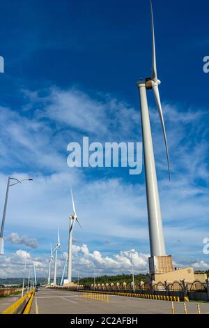 Turbine eoliche nella zona delle paludi di Taichung Port Gaomei. Un popolare punto panoramico nel quartiere di Qingshui, Taichung City, Taiwan Foto Stock