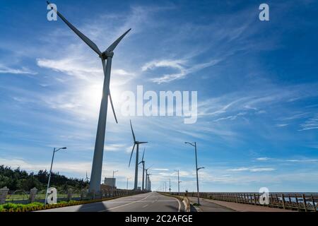 Turbine eoliche nella zona delle paludi di Taichung Port Gaomei. Un popolare punto panoramico nel quartiere di Qingshui, Taichung City, Taiwan Foto Stock