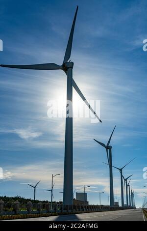 Turbine eoliche nella zona delle paludi di Taichung Port Gaomei. Un popolare punto panoramico nel quartiere di Qingshui, Taichung City, Taiwan Foto Stock