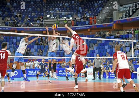 Giocatori di pallavolo al coperto in azione, durante la partita internazionale della Lega delle Nazioni di Pallavolo, Polonia contro Argentina, a Milano. Foto Stock