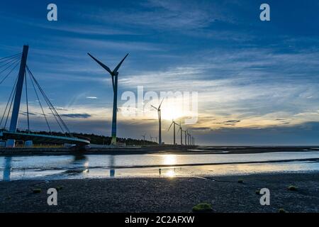 Gaomei Wetlands Area turbine eoliche in tempo di tramonto, un terreno pianeggiante che si estende su 300 ettari, anche un popolare punto panoramico nel quartiere di Qingshui, Taichu Foto Stock