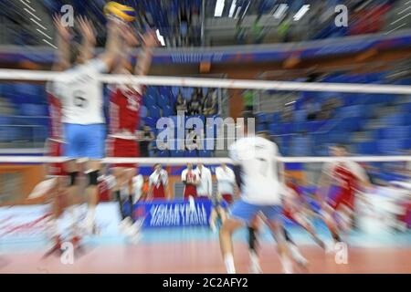 Giocatori di pallavolo al coperto in azione, durante la partita internazionale della Lega delle Nazioni di Pallavolo, Polonia contro Argentina, a Milano. Foto Stock