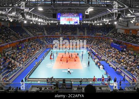 Vista panoramica sul campo da pallavolo al coperto, Allianz Cloud, durante la partita internazionale Volley Nations League, Italia vs Serbia, a Milano. Foto Stock