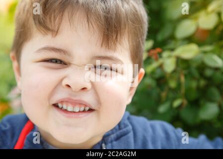 ritratto di un ragazzino all'aperto nella stagione calda Foto Stock