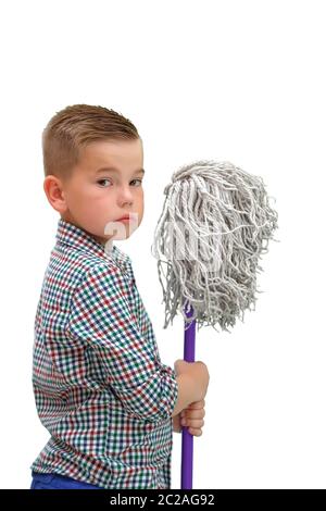 Un piccolo ragazzo calvo in un plaid shirt su un bianco sfondo isolato si erge con un MOP nelle sue mani Foto Stock