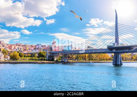 Metro Halic Bridge e Torre Galata sullo sfondo, vista dal Corno d'oro, Istanbul, Turchia. Foto Stock