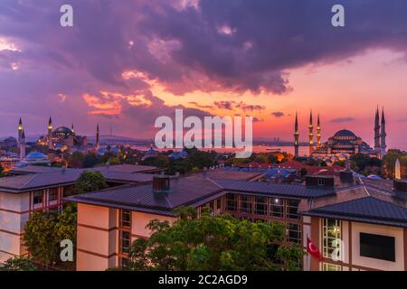 Bel tramonto su Hagia Sophia e la Moschea Blu, Istanbul panorama. Foto Stock