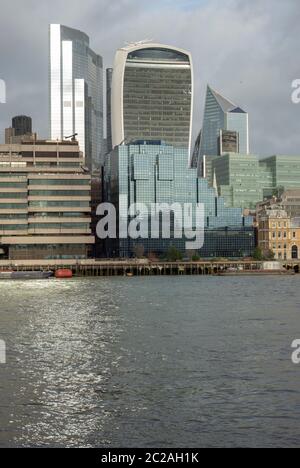 I grattacieli della città di Londra e il 22 Bishopsgate o il Ventidue edifici con facciata in vetro che si riflettono nel Tamigi di Londra Regno Unito a gennaio 2020 Foto Stock