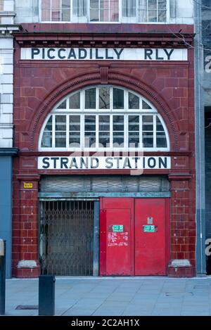 Vista frontale dell'ingresso della stazione Piccadilly Rly Strand disutilizzata e chiusa ad Aldwych London Foto Stock