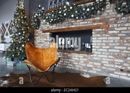 Natale decorato camino e albero in camera Foto Stock
