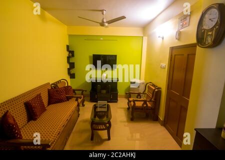 Interno di un salotto arredato e ben decorato Foto Stock