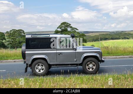 2007 grigio Land Rover Defender 90 County HR SWB; veicoli in movimento per il traffico veicolare, automobili che guidano veicoli su strade del Regno Unito, motori, motori a Chorley, Regno Unito Foto Stock