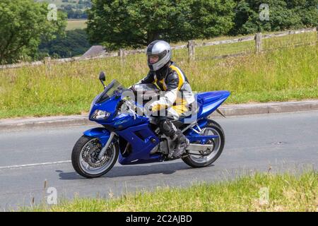 2003 Blue Suzuki SV 650 SK3; motociclista; due ruote di trasporto, moto, veicolo, strada, moto, motociclisti di Chorley, Regno Unito Foto Stock