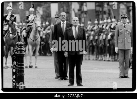 Il Presidente della Francia Francois Mitterrand e Jaques Chirac Sindaco di Parigi alle celebrazioni del giorno della Bastiglia del 1988 durante le elezioni presidenziali e nazionali del 1988. La giornata della Bastiglia è il nome comune dato nei paesi di lingua inglese alla giornata nazionale della Francia, che si celebra il 14 luglio di ogni anno. In francese, è formalmente chiamato Fête nazionale 'Celebrazione Nazionale' e comunemente e legalmente le 14 juillet; 'il 14 luglio'). La Giornata Nazionale Francese è l'anniversario dell'assalto della Bastiglia il 14 luglio 1789, un punto di svolta della Rivoluzione Francese, così come la Fête Foto Stock