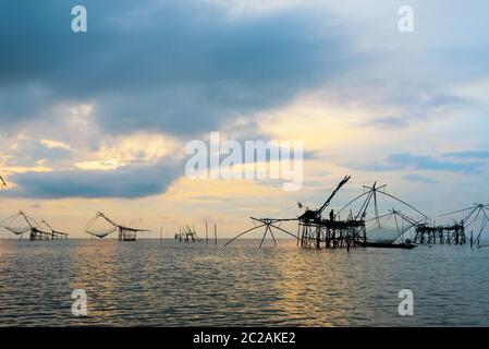 I pescatori pescano sul canale Pakpra durante lo stile di vita rurale all'alba in Thailandia Foto Stock