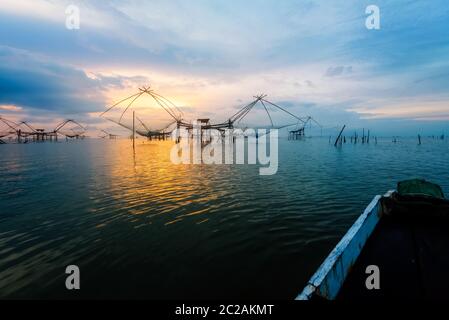 Stile di vita rurale al canale Pakpra durante l'alba in Thailandia Foto Stock