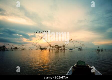 Stile di vita rurale al canale Pakpra durante l'alba in Thailandia Foto Stock