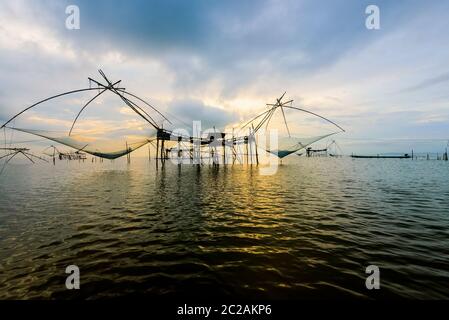 Stile di vita rurale al canale Pakpra durante l'alba in Thailandia Foto Stock